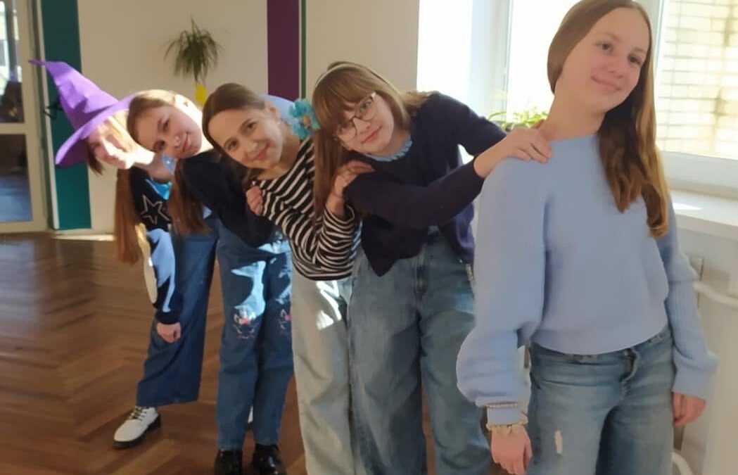 Тематичний день «Джинсовий стиль» Понеділок. Колір дня – 💙синій🧢🔵🔵🔵