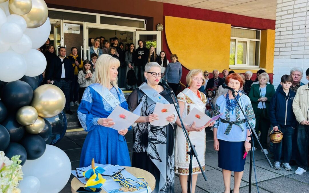 🔔Сьогодні останній раз для наших випускників пролунав шкільний дзвінок.